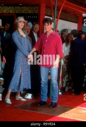 HOLLYWOOD, CA - 28. Juni: Schauspielerin Nicole Kidman und Schauspieler Tom Cruise an Hand- und Fußabdruck Zeremonie für Tom Cruise am 28. Juni 1993 im Mann's Chinese Theater in Hollylwood, Kalifornien. Foto von Barry King/Alamy Stock Foto Stockfoto