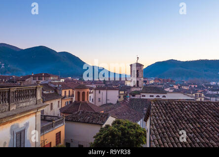 Rieti (Italien) - Das historische Zentrum der Provinzhauptstadt der Sabina, unter Monte Terminillo mit Schnee und durch den Fluss Velino gekreuzt. Stockfoto