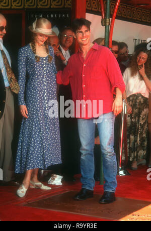 HOLLYWOOD, CA - 28. Juni: Schauspielerin Nicole Kidman und Schauspieler Tom Cruise an Hand- und Fußabdruck Zeremonie für Tom Cruise am 28. Juni 1993 im Mann's Chinese Theater in Hollylwood, Kalifornien. Foto von Barry King/Alamy Stock Foto Stockfoto