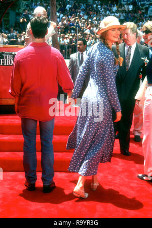 HOLLYWOOD, CA - 28. Juni: Schauspieler Tom Cruise und Schauspielerin Nicole Kidman an Hand- und Fußabdruck Zeremonie für Tom Cruise am 28. Juni 1993 im Mann's Chinese Theater in Hollylwood, Kalifornien. Foto von Barry King/Alamy Stock Foto Stockfoto