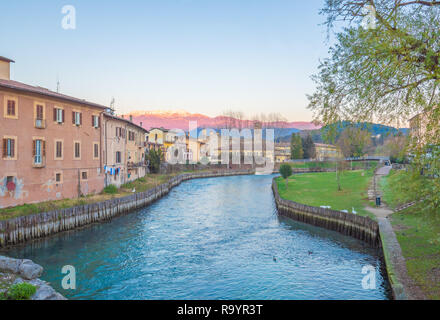 Rieti (Italien) - Das historische Zentrum der Provinzhauptstadt der Sabina, unter Monte Terminillo mit Schnee und durch den Fluss Velino gekreuzt. Stockfoto