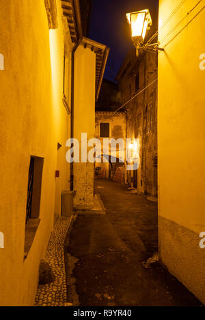 Rieti (Italien) - Das historische Zentrum der Provinzhauptstadt der Sabina, unter Monte Terminillo mit Schnee und durch den Fluss Velino gekreuzt. Stockfoto