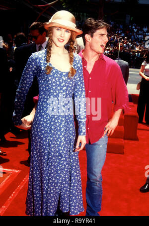 HOLLYWOOD, CA - 28. Juni: Schauspielerin Nicole Kidman und Schauspieler Tom Cruise an Hand- und Fußabdruck Zeremonie für Tom Cruise am 28. Juni 1993 im Mann's Chinese Theater in Hollylwood, Kalifornien. Foto von Barry King/Alamy Stock Foto Stockfoto