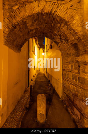 Rieti (Italien) - Das historische Zentrum der Provinzhauptstadt der Sabina, unter Monte Terminillo mit Schnee und durch den Fluss Velino gekreuzt. Stockfoto