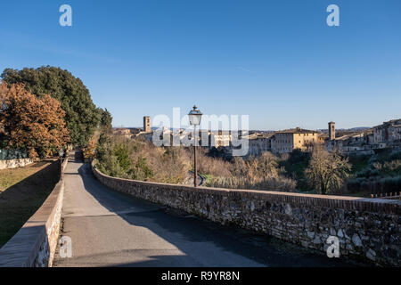 Von der Straße auf das Kloster von San Francesco Panoramablick auf das mittelalterliche Dorf von Colle di Val d'Elsa, Siena, Toskana Stockfoto