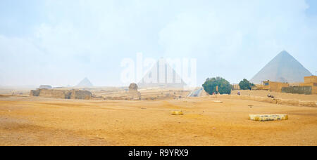 Panoramablick auf Gizeh archäologische Stätte mit Pyramiden und Sphinx auf der mittleren, Ägypten Stockfoto