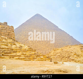 Die archäologische Stätte von Gizeh mit Blick auf die Große Pyramide unter den Ruinen des antiken Gebäuden, Ägypten Stockfoto