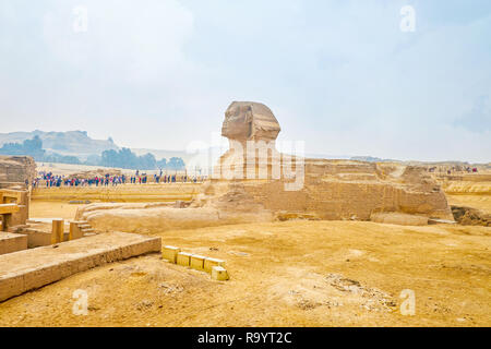 Gizeh, Ägypten - Dezember 20, 2017: Die zahlreichen Touristen die Ansicht der Großen Sphinx in Gizeh Nekropole aus der Sichtweisen und um es genießen, am 20. Dezember Stockfoto