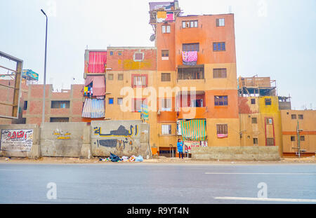 Kairo, Ägypten - Dezember 20, 2017: Die armen Wohnviertel mit schäbigen Häusern entlang der Autobahn auf der Vorort von Kairo, am 20. Dezember in Kairo. Stockfoto