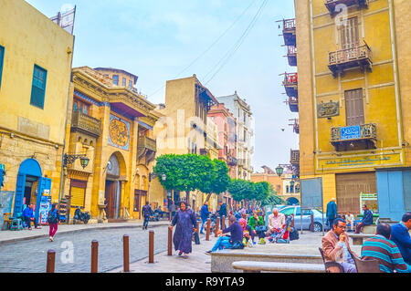 Kairo, Ägypten - Dezember 20, 2017: Einer der angrenzenden zu Al-Muizz Straßen im Zentrum von Kairo mit Cafés ist ideal für Entspannung während der Erkundung landma Stockfoto
