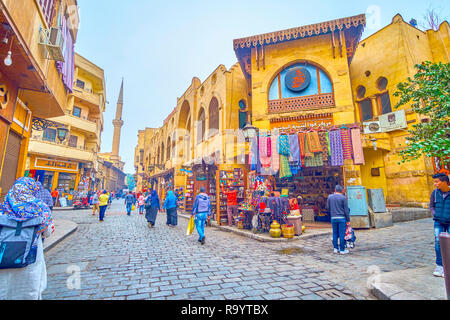 Kairo, Ägypten - Dezember 20, 2017: Die großen alten Gebäude in touristand Al-Muizz Straße mit zahlreichen Antiquitätenläden besetzt, am 20. Dezember in Kairo. Stockfoto