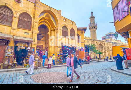 Kairo, Ägypten - Dezember 20, 2017: Die mittelalterlichen Gebäude der Mu'izz Besucherzentrum mit Hufeisen gestaltete Eingangsportal und Holz- Fenster, auf Stockfoto