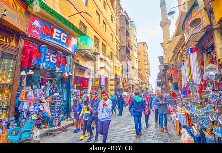 Kairo, Ägypten - Dezember 20, 2017: Die historische Al-Muizz Street ist mit arabischen Märkten umgeben, die alles verkaufen, am 20. Dezember in Kairo. Stockfoto