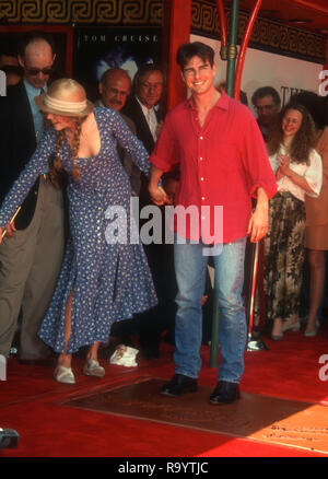 HOLLYWOOD, CA - 28. Juni: Schauspielerin Nicole Kidman und Schauspieler Tom Cruise an Hand- und Fußabdruck Zeremonie für Tom Cruise am 28. Juni 1993 im Mann's Chinese Theater in Hollylwood, Kalifornien. Foto von Barry King/Alamy Stock Foto Stockfoto