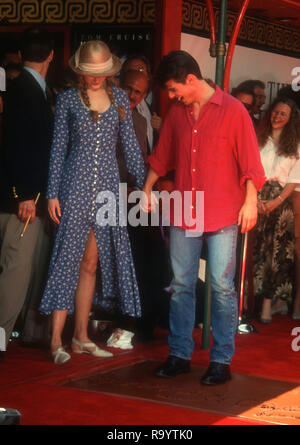 HOLLYWOOD, CA - 28. Juni: Schauspielerin Nicole Kidman und Schauspieler Tom Cruise an Hand- und Fußabdruck Zeremonie für Tom Cruise am 28. Juni 1993 im Mann's Chinese Theater in Hollylwood, Kalifornien. Foto von Barry King/Alamy Stock Foto Stockfoto