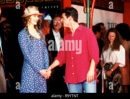 HOLLYWOOD, CA - 28. Juni: Schauspielerin Nicole Kidman und Schauspieler Tom Cruise an Hand- und Fußabdruck Zeremonie für Tom Cruise am 28. Juni 1993 im Mann's Chinese Theater in Hollylwood, Kalifornien. Foto von Barry King/Alamy Stock Foto Stockfoto