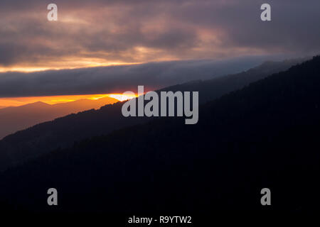 Schönen Sonnenuntergang zwischen Bergen und wilden Wäldern Stockfoto