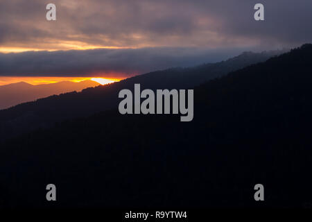 Schönen Sonnenuntergang zwischen Bergen und wilden Wäldern Stockfoto