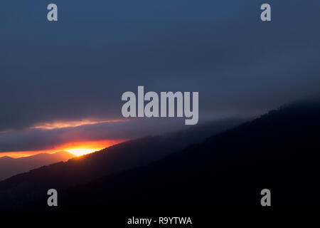 Schönen Sonnenuntergang zwischen Bergen und wilden Wäldern Stockfoto