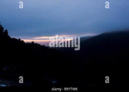 Schönen Sonnenuntergang zwischen Bergen und wilden Wäldern Stockfoto