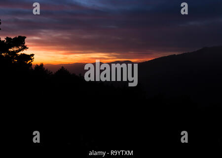 Schönen Sonnenuntergang zwischen Bergen und wilden Wäldern Stockfoto