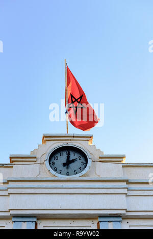 Sidi Ifni, Marokko: 2017 26. Oktober: Governament Bulding whit marokkanische Flagge und alte Uhr im Winter auf Sidi Ifini, Marokko. Stockfoto