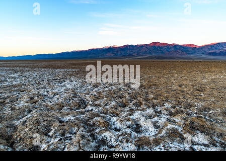 Anfang Februar morgens Bergblick vom Talboden im Death Valley National Stockfoto