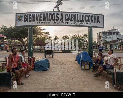 Caballococha, Peru - Dec 11, 2017: Kleine Stadt mit Hafen am Ufer des Amazonas auf dem Weg von Santa Rosa nach Iquitos Stockfoto