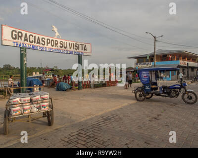 Caballococha, Peru - Dec 11, 2017: Kleine Stadt mit Hafen am Ufer des Amazonas auf dem Weg von Santa Rosa nach Iquitos Stockfoto