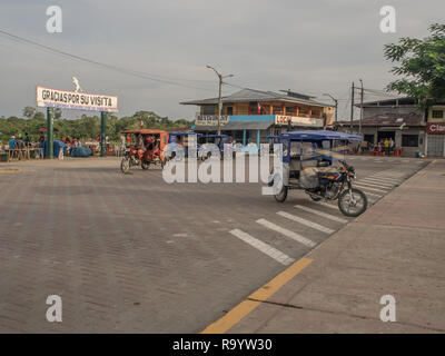 Caballococha, Peru - Dec 11, 2017: Kleine Stadt mit Hafen am Ufer des Amazonas auf dem Weg von Santa Rosa nach Iquitos Stockfoto