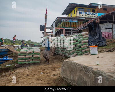 Caballococha, Peru - Dec 11, 2017: die Umladung der Güter im Hafen auf dem Amazonas, auf dem Weg von Santa Rosa nach Iquitos Stockfoto