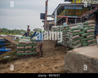 Caballococha, Peru - Dec 11, 2017: die Umladung der Güter im Hafen auf dem Amazonas, auf dem Weg von Santa Rosa nach Iquitos Stockfoto