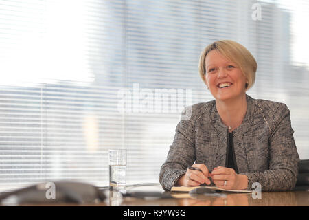 Alison Rose, ehemalige CEO der NatWest Group, sitzt hinter ihrem Schreibtisch im RBS-Hauptquartier in London Stockfoto