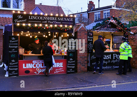 Essensstände am Lincoln Weihnachtsmarkt Lincolnshire, Großbritannien Stockfoto