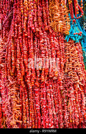 Die schöne rote Koralle verschiedene Arten von Perlen in kleinen touristischen jewrlry Store in Khan El-Khalili Markt, Kairo, Ägypten Stockfoto