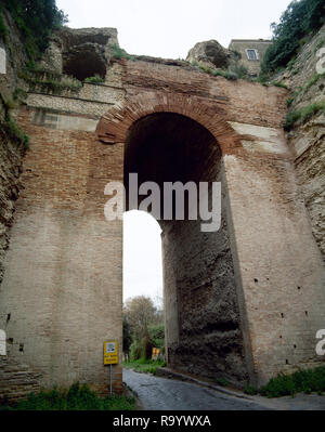 Italien. Cumae. Arco Felice. 95 AD. Es wurde in den Schnitt des Mount Grillo gebaut. Triumphaler Eingang in die Stadt durch, die am dreißigsten Meile, sie lief die alte via Domitiana, das Anschließen an der Via Appia, desto schneller Arterie der Kommunikation mit Rom war. Kampanien. Stockfoto
