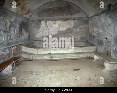 Italien. Herculaneum. Städtische Bäder. Die zentrale thermae. Sie wurden rund um den Beginn des 1. Jahrhunderts erbaut, und unterteilt in Bereiche für Männer und Frauen. Innenraum der weiblichen "calidarium", das heisse Wasser. Privater Pool und Sitzgelegenheiten. Kampanien. Stockfoto