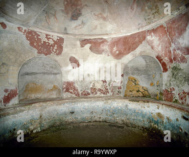 Italien. Herculaneum. Städtische Bäder. Die zentrale Termae. Sie wurden rund um den Beginn des 1. Jahrhunderts gebaut, und unterteilt in Bereiche für Männer und Frauen. Männer Abschnitt. Frigidarium (kalte Pool). Blick auf vier tiefen Nischen in den Wänden, von einer Kuppel mit marine Szenen abgedeckt. Kampanien. Stockfoto