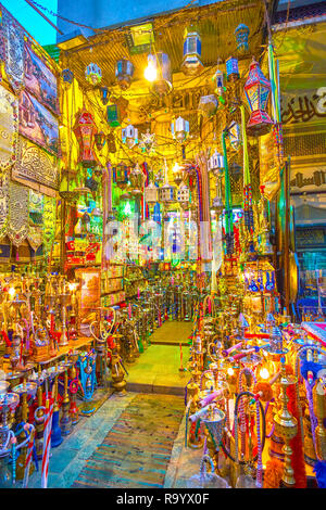 Kairo, Ägypten - Dezember 20, 2017: Der kleine Laden in Khan EL-Khalili Souq bietet eine Vielzahl an Souvenirs wie Shishas, arabische Lampen und die Vielfalt der t Stockfoto