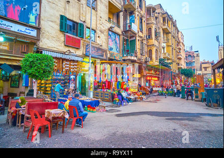 Kairo, Ägypten - Dezember 20, 2017: Der Eingang zum Khan El-Khalili Markt durch die Polizei checkpoint und zahlreiche kleine gemütliche Straßencafés, auf Dec Stockfoto