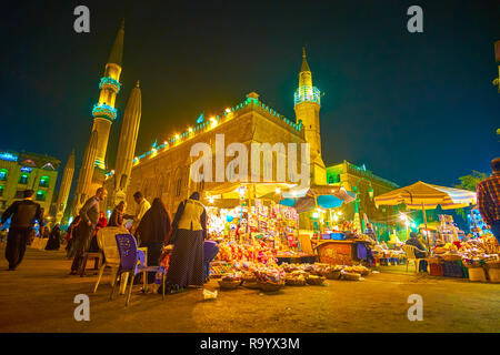 Kairo, Ägypten - Dezember 20, 2017: Die kleinen Spielzeugladen in spontanen Markt in Midan Hussein Square beiseite Al-Hussein-Moschee, das am 20. Dezember in Kairo. Stockfoto