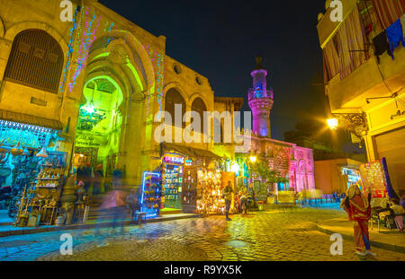 Kairo, Ägypten - Dezember 20, 2017: Das junge Mädchen in eine glänzende Urlaub Kleid Posen auf Al-Muizz Straße neben der Mu'izz Visitors Center, am 20. Dezember in C Stockfoto