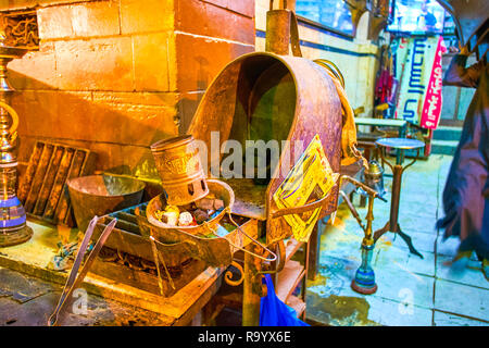 Kairo, Ägypten - Dezember 20, 2017: Der kleine Ofen verwendet für das Halten spezielle Kohlen für Wasserpfeifen in ägyptischen Tee Häuser, am 20. Dezember in Kairo. Stockfoto