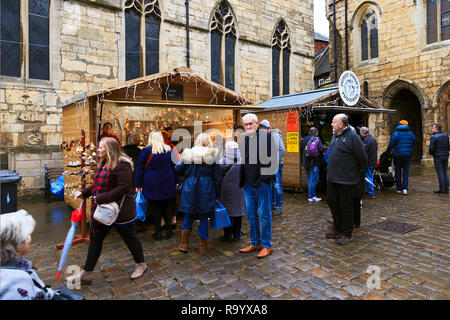 Marktstände auf Castle Hill Lincoln am Weihnachtsmarkt, Lincolnshire, Großbritannien Stockfoto