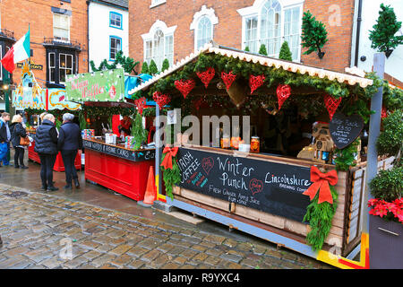 Marktstände auf Castle Hill Lincoln am Weihnachtsmarkt, Lincolnshire, Großbritannien Stockfoto