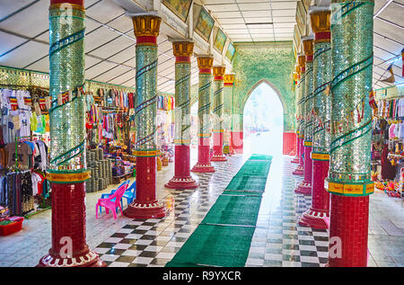 SAGAING, MYANMAR - 21. FEBRUAR 2018: Die Halle von Kaunghmudaw Pagoda, dekoriert mit feinen mirrorwork, religiöse Gemälde und farbige Spalten, Stockfoto