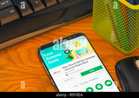 PIATRA Neamt, Rumänien - 30. JULI 2018: Samsung S8+ mit Google Play Store, Ebay-Anwendung öffnen, werden Office Hintergrund. Stockfoto