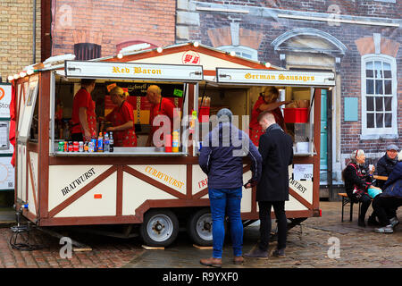 Deutsche Garküche ot Lincoln Weihnachtsmarkt auf Excheckrgate Lincoln Cathedral Quarter UK Stockfoto