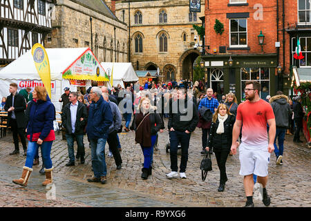 Die Besucher der Lincoln Weihnachtsmarkt an Schatzkanzler tor Lincoln Cathedral Quarter Stockfoto