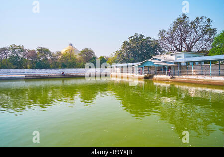 SAGAING, MYANMAR - 21. Februar 2018: Der Wassertank der Kaunghmudaw Pagoda ist neben dem Eingang Ost entfernt, dem wichtigsten goldenen Stupa des Komplexes Stockfoto